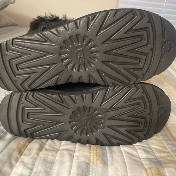 UGG BLACK BOOTS - Picture 2 of 3